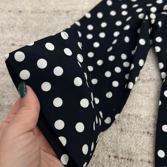 049. 💕 NWT Van Heusen Navy White Polka Dots Top - Picture 5 of 6